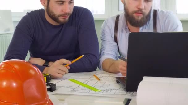 Architect punten zijn potlood op laptop scherm — Stockvideo