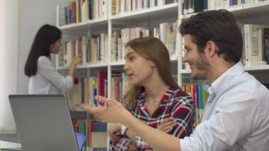 İki öğrenci hakkında bir şey üstünde laptop iddia