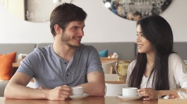 İki arkadaş sohbet kafede