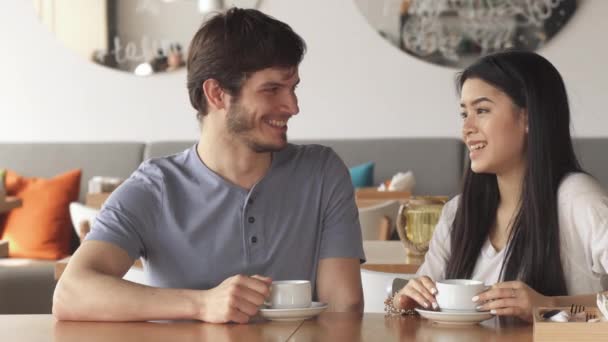 Guy praat met zijn vriendin in het café — Stockvideo