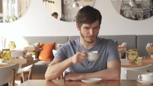 2 人の友人がカフェで落ち合う — ストック動画