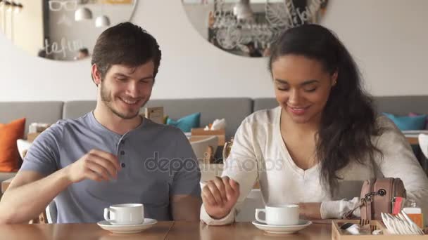 Девушка флиртует со своим другом в кафе — стоковое видео