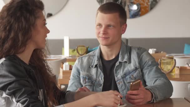 Deux amis passent du temps au café — Video