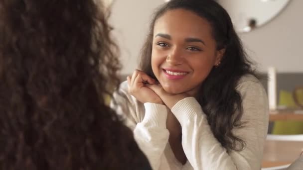 Chica hace algunas preguntas a su amigo en el café — Vídeos de Stock