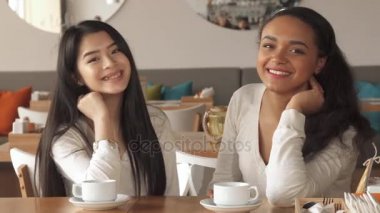 Café'de iki kız sarılmak