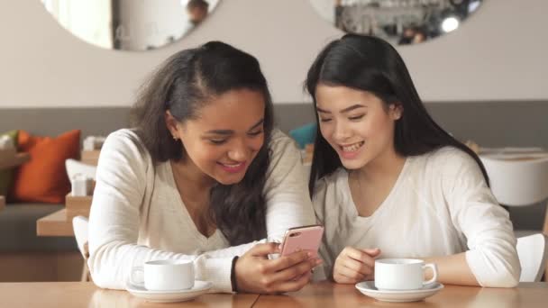 Dos chicos se unen a dos chicas en el café — Vídeos de Stock