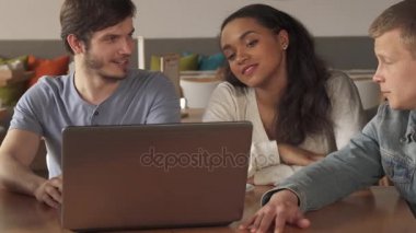 Arkadaşlar bir şey üstünde laptop kafede tartışmak