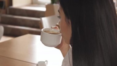 Kadın kahve kafede içecekler.