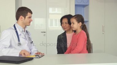 Küçük kızı ofiste doktor bakar