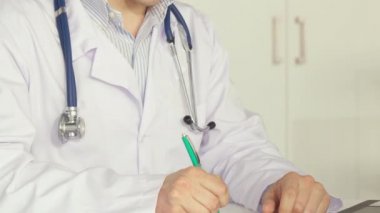 Masada çalışan erkek doktor.