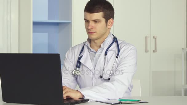 Homme médecin obtient fatigué au bureau — Video