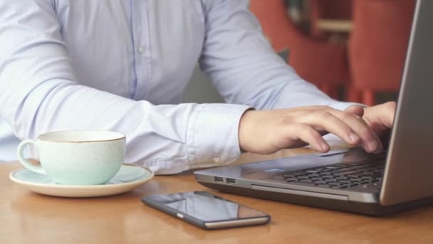 Αρσενικό χέρια τύπο για το laptop στο καφενείο — Αρχείο Βίντεο