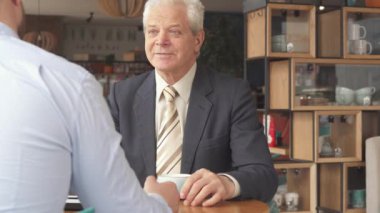 Kafe yaptıkları toplantıda iş ortakları bitirmek