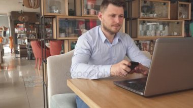 Genç işadamı telefonuyla yaptığı açmak