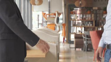 İş ortakları birbirine kafede gerçekleşmesi için teklif