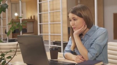 Kız görüşmeler biriyle görüntülü sohbet