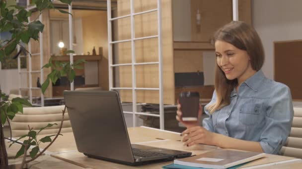 Mädchen trinken Kaffee am Arbeitsplatz — Stockvideo