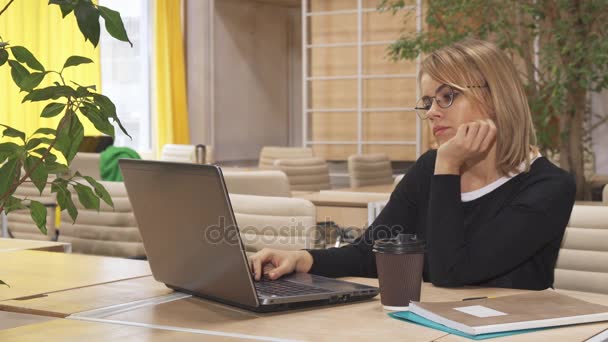 Tipos de meninas no laptop no centro de trabalho — Vídeo de Stock