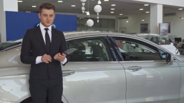 Satış Müdürü anahtar galeride gösterir.