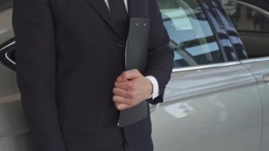 Satış Müdürü anahtar araba yakınındaki gösterir