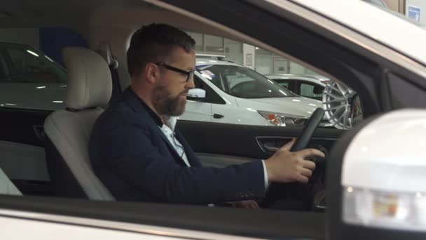 Verkoopmanager komt naar de auto met de klant erin — Stockvideo