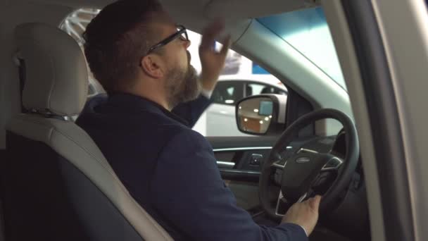 Чоловічий клієнт показує ключ всередині автомобіля — стокове відео