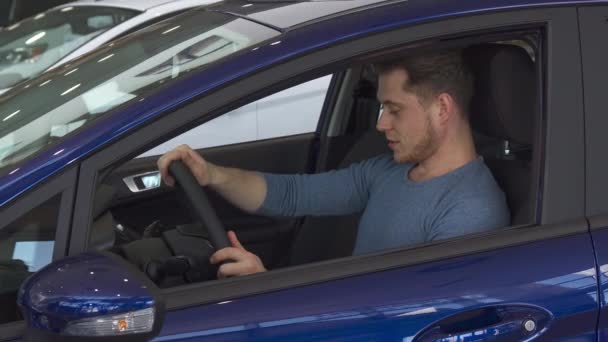 Homme client sourit de l'intérieur de la voiture — Video