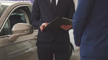 Erkekler galeride el sallamak