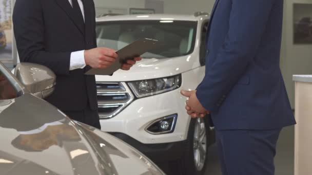 Manager verkoop verkoopt auto aan de klant bij de dealer — Stockvideo