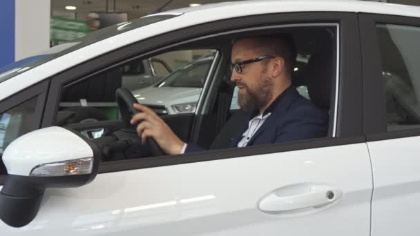 Mannelijke klant toont sleutel door het raam van de auto — Stockvideo