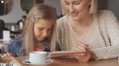 Anne ve kızı kafede içecekler seçin