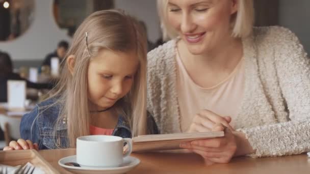 Mutter und Tochter wählen Getränke im Café — Stockvideo