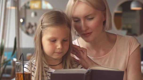 Mor och dotter posera på café — Stockvideo