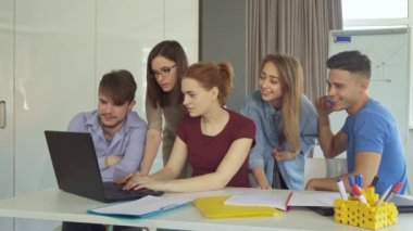 Gençler takım çalışması ofiste göster