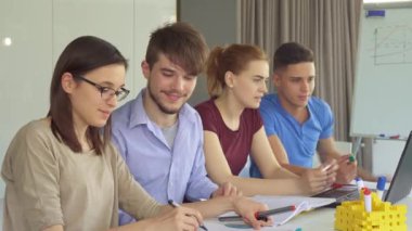 Ofiste çift genç insanların çalışma
