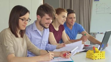 Kız ofiste marker ile kağıdın üzerinde çizer