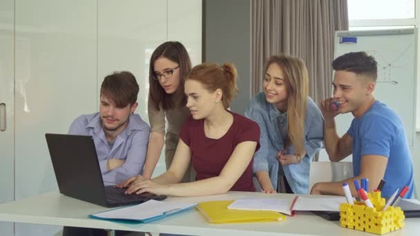 Молодые люди показывают командную работу в офисе — стоковое видео