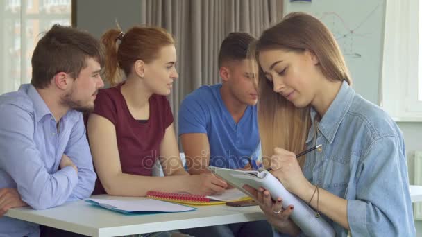 Menina escreve em seu caderno no escritório — Vídeo de Stock