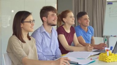 Genç yöneticileri birlikte ofisinde bir şey izlemek