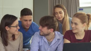 Ofiste baş parmaklarını gençler ortaya