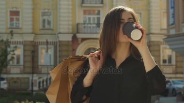 Kız sokakta kahve içecekler