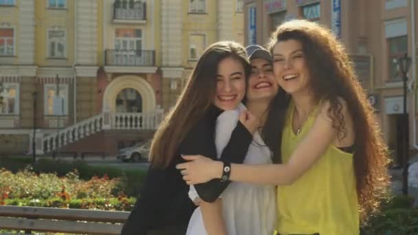 Amigos femininos se encontram na rua — Vídeo de Stock