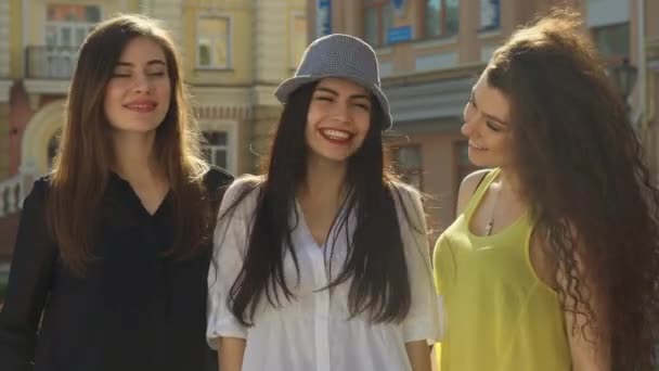 Le amiche mostrano i loro pollici sulla strada — Video Stock