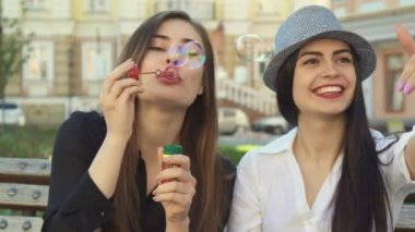 Kadın sabun köpüğü bankta darbeler.