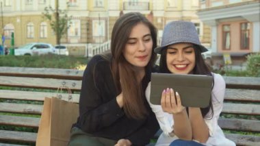 Arkadaşlar açık havada tablet bir şey izlemek