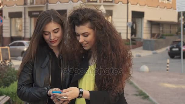 Amigos do sexo feminino assistir fotos no smartphone — Vídeo de Stock