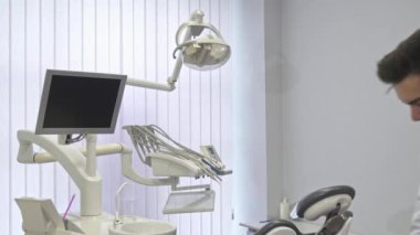 Diş hekimi pozlar ofiste