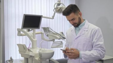 Dişçiye biri telefonda ofiste çevirir