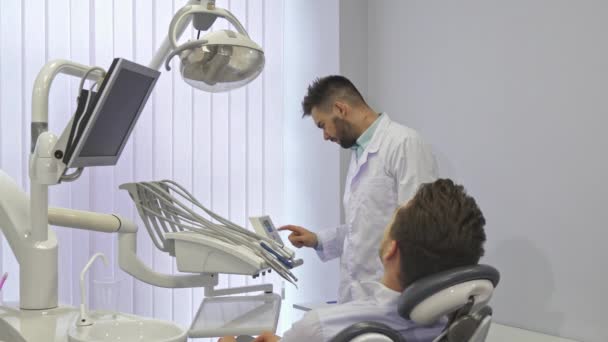 Le dentiste pose quelques questions au patient — Video