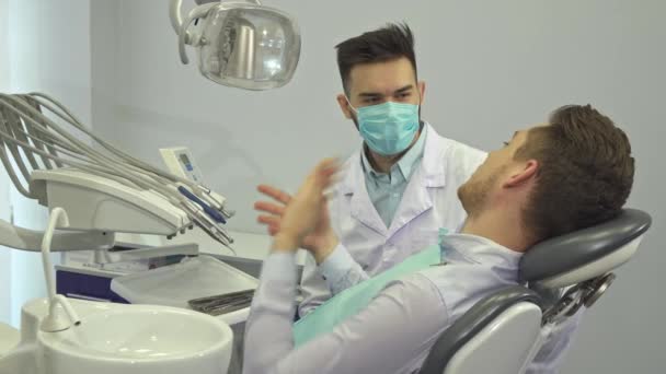 Klient ukazuje palec v kanceláři zubařů — Stock video